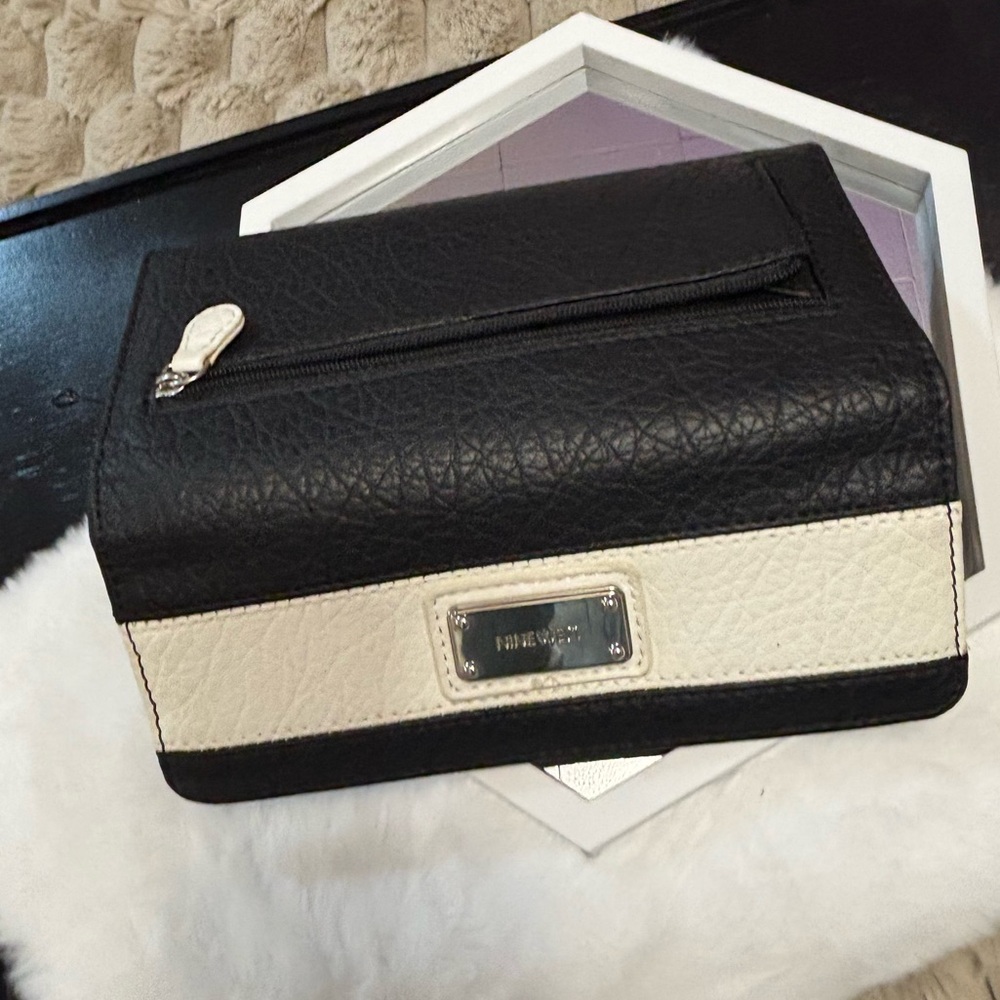 Nine West Black and Cream Wristlet
